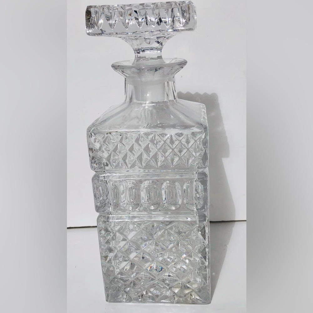 VINTAGE CRYSTAL SQUARE LIQUOR DECANTER W/STOPPER 9.5 " DIAMOND CUT